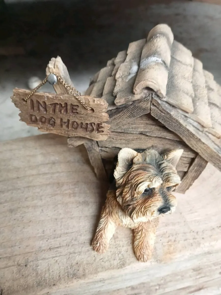 Two old dog houses - Image 2