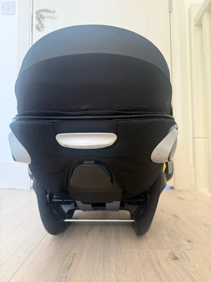 Cybex Cloud Z car seat and isofix base - Image 4