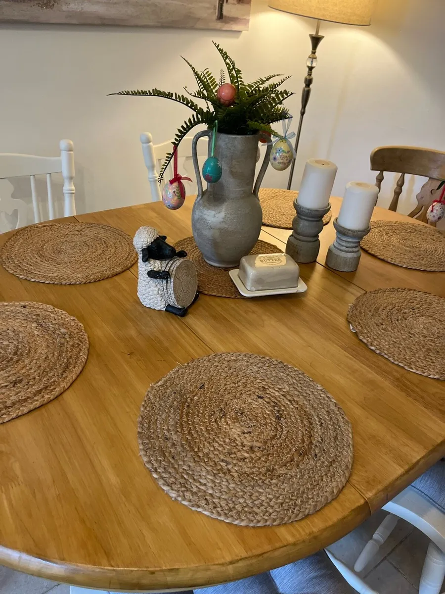 Extendable table and chairs - Image 3