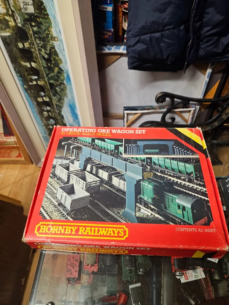 Hornby OO Gauge Operating Ore Wagon Set - Image 1