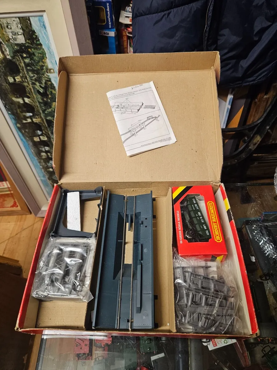 Hornby OO Gauge Operating Ore Wagon Set - Image 2