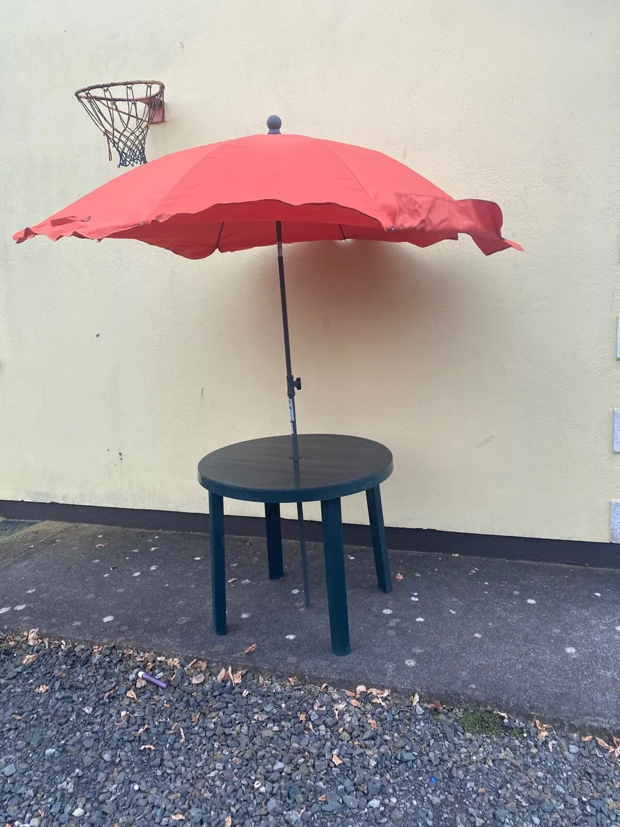 Garden table and parasol - Image 3