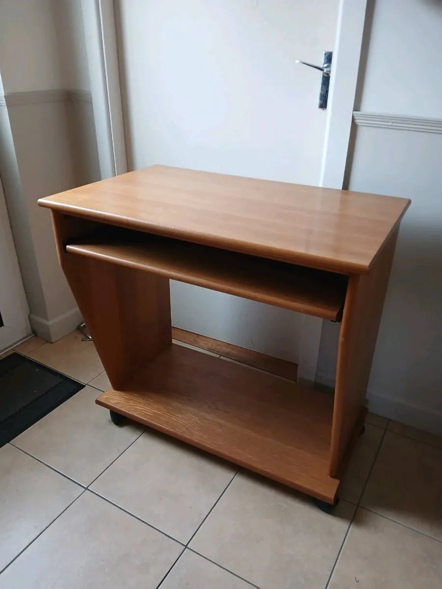 Computer table - Image 1