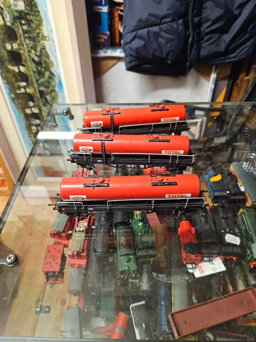 Hornby Triang OO Gauge Oil Tankers - Image 2