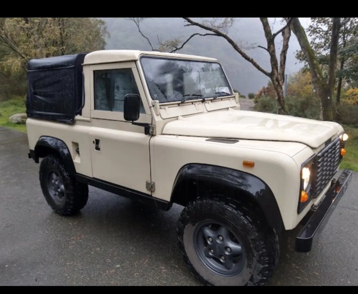 Land Rover Defender - Image 4