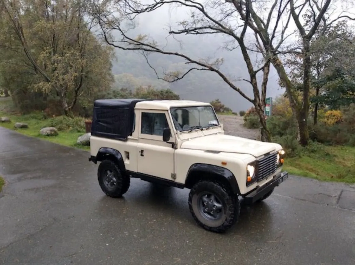 Land Rover Defender - Image 1