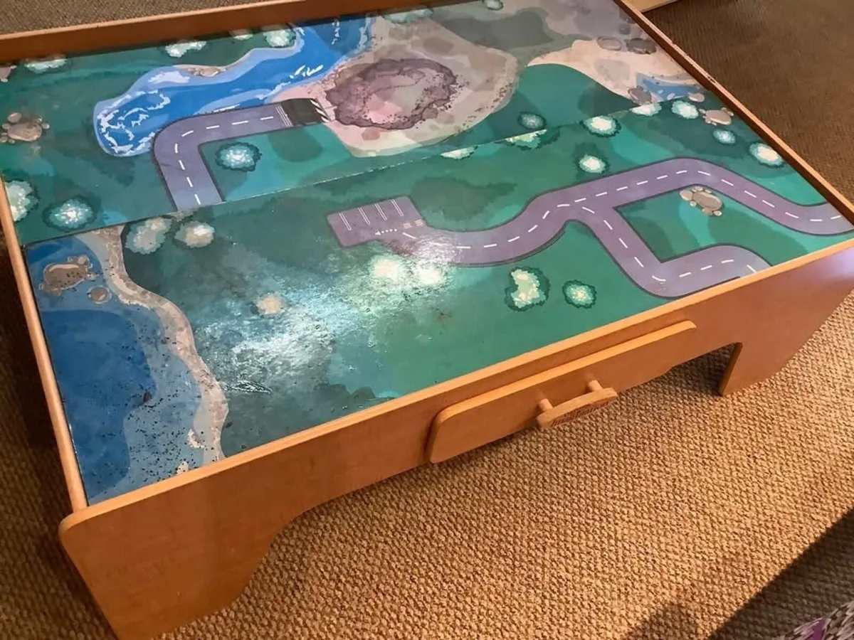 Kids play table