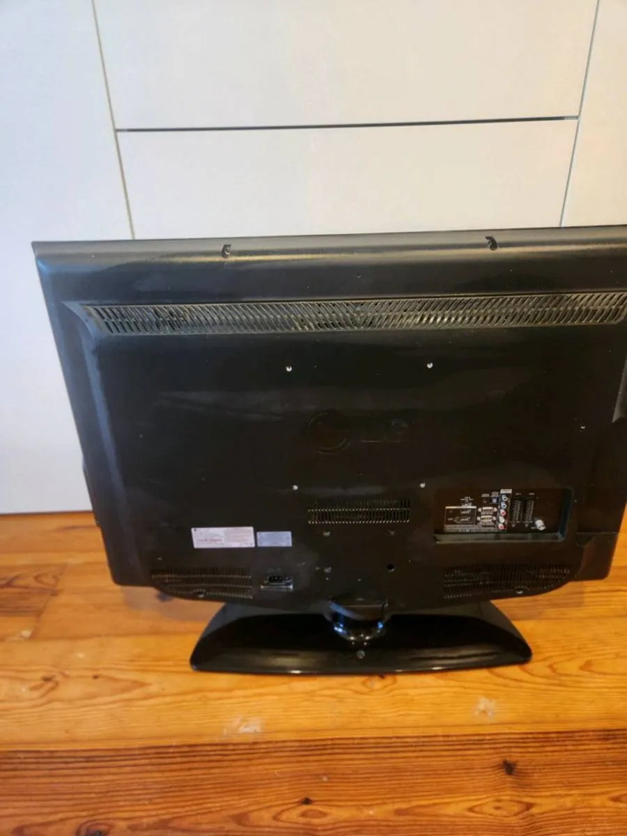 LG 42-inch LCD television - Image 4