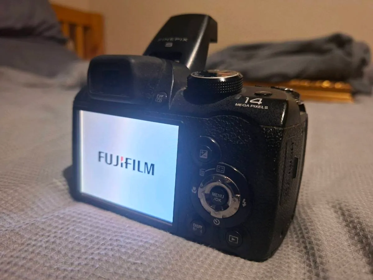 Fujifilm S4000 14MP Digital Camera + 4GB SD card - Image 4