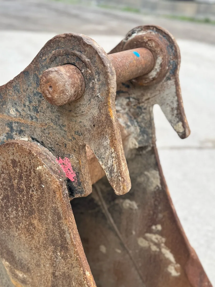 18” Rhinox Bucket 65mm Pins - Image 3