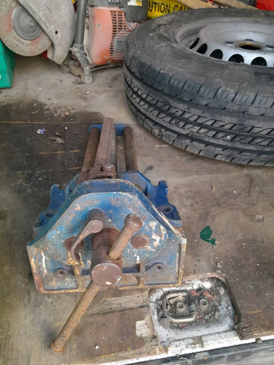 Record wood vice - Image 1