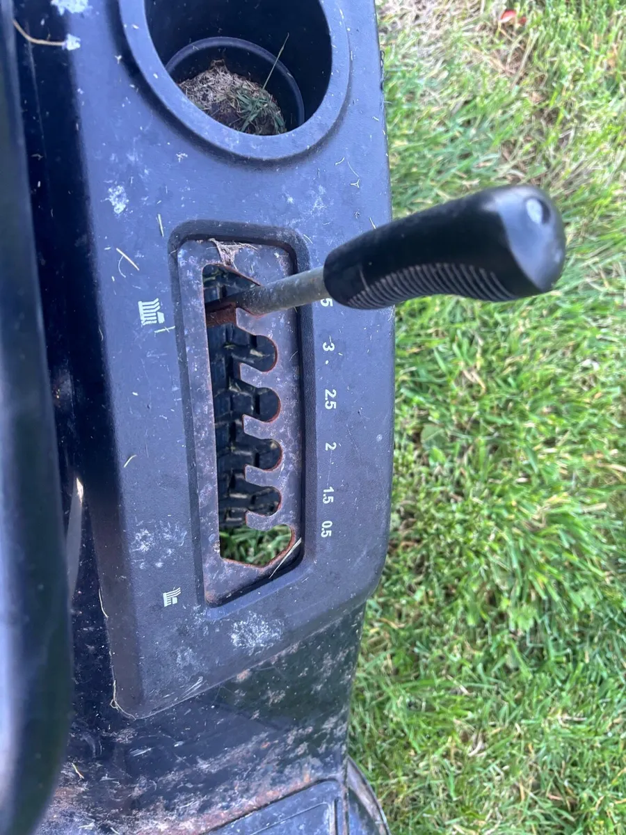 Ride on lawnmower 42inch deck - Image 2