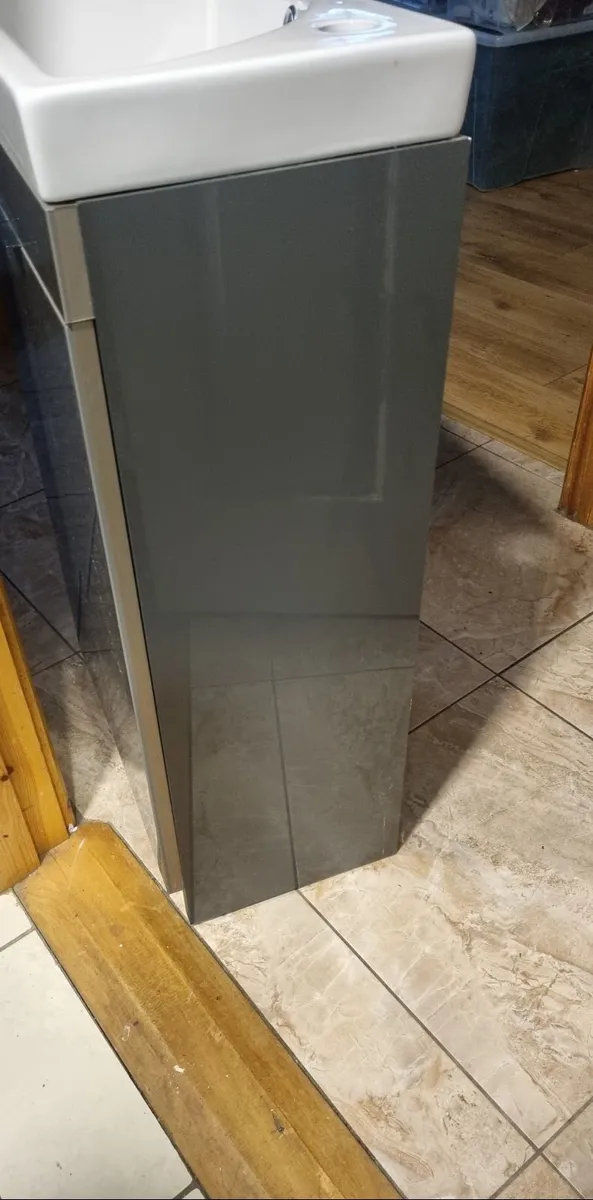 Bathroom unit - Image 3