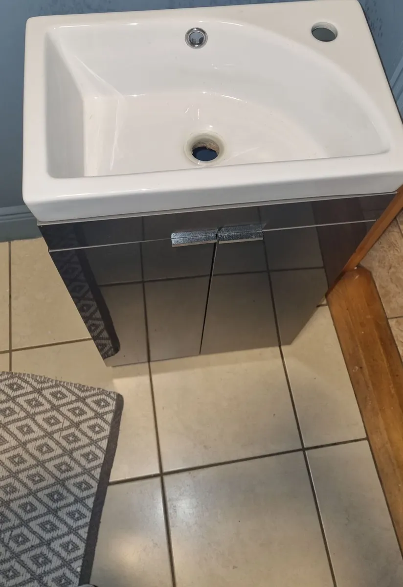 Bathroom unit - Image 2