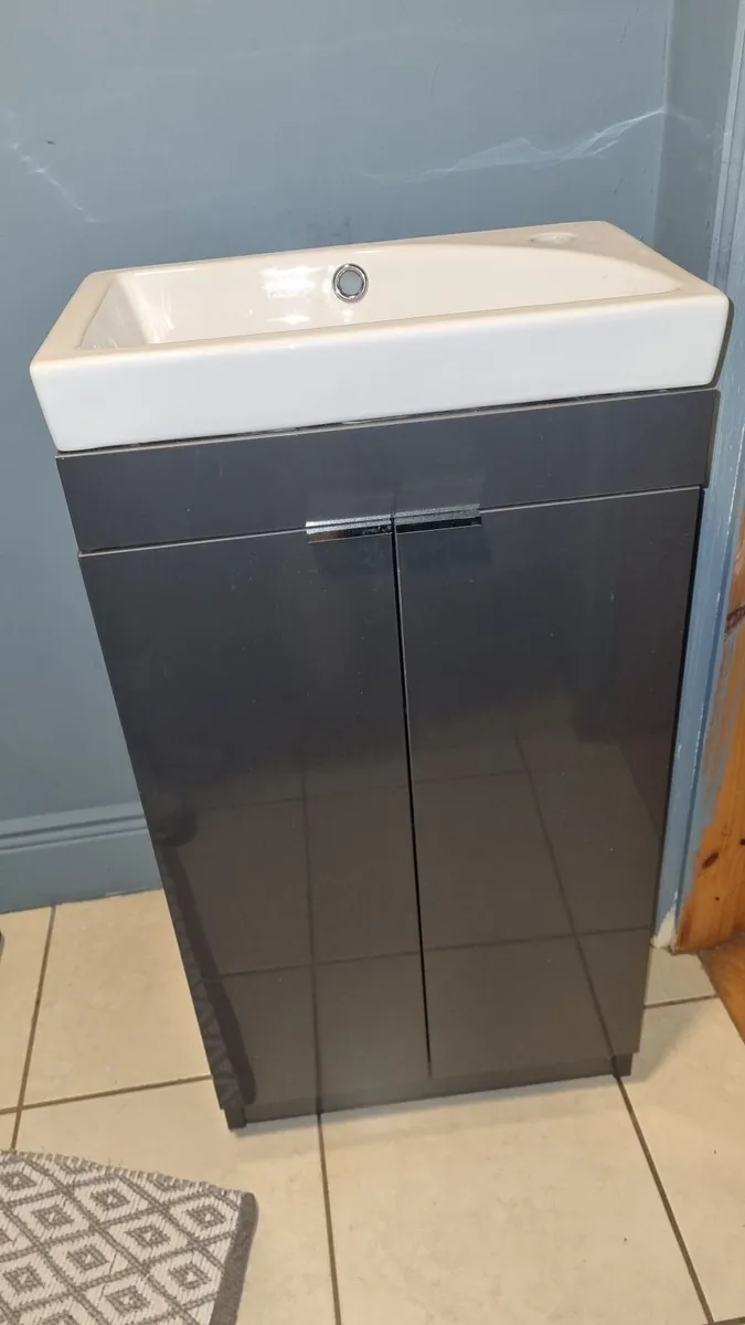 Bathroom unit - Image 1