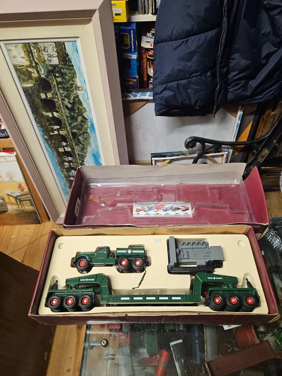 Corgi Diamond T Truck and Trailer with Load 1.50 - Image 1