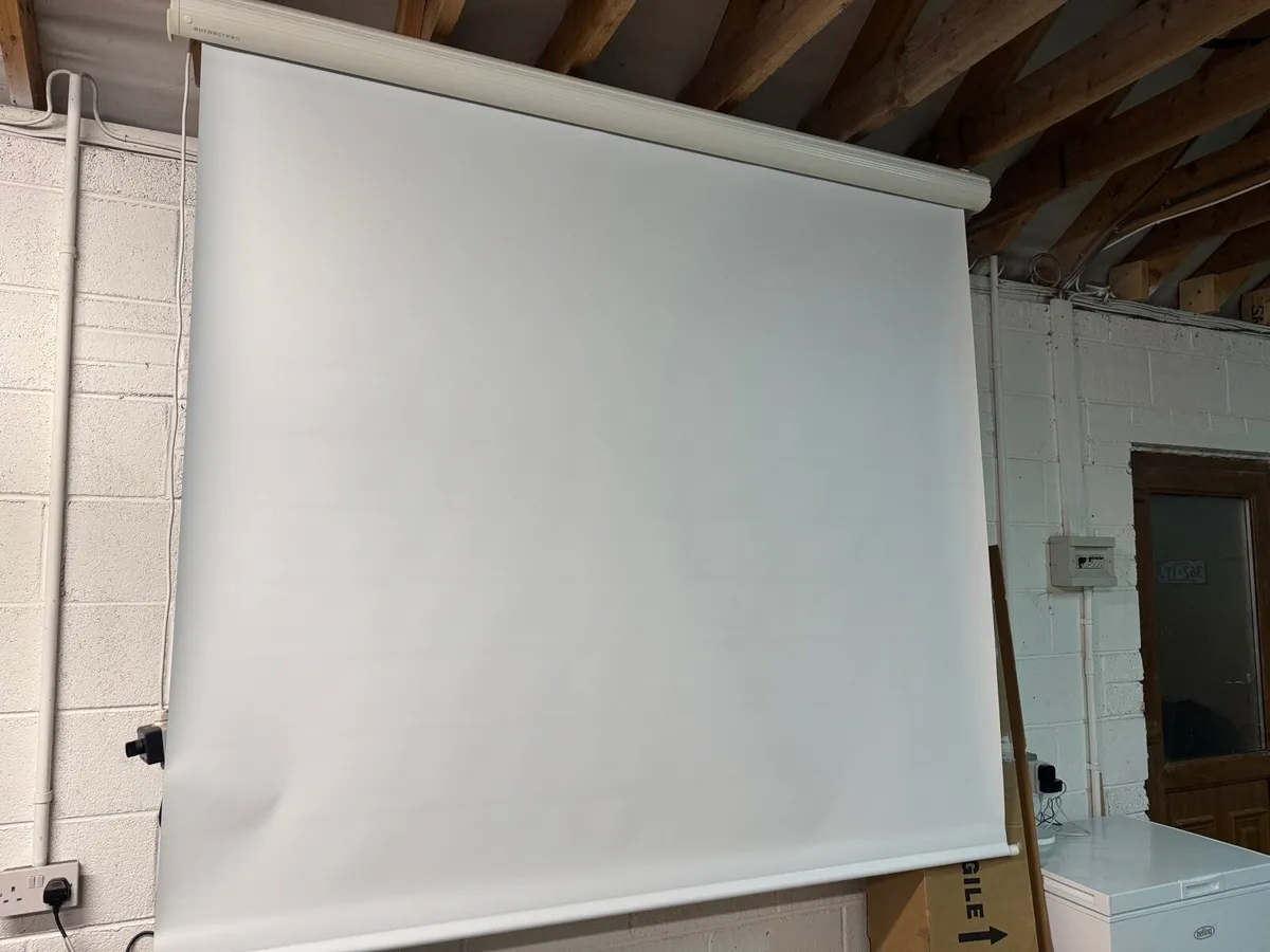 Projector Screen - Image 1