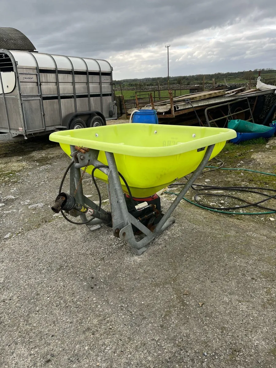 Rocha fertilizer spreader - Image 1