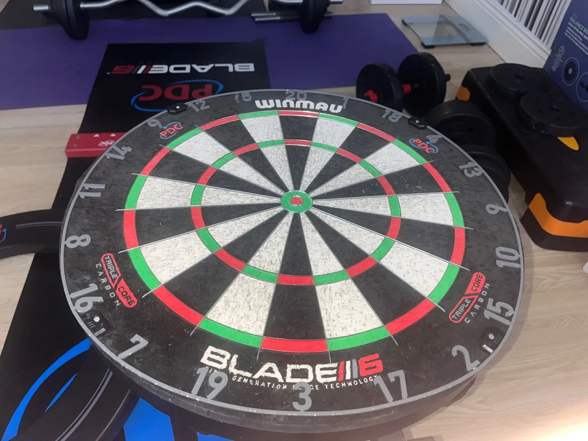 Winmau Blade 6 Triple Core Dartboard - Image 1