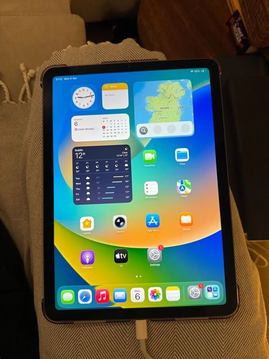 iPad Air 5th Generation (M1) 64GB  Excellent Condition - Image 1