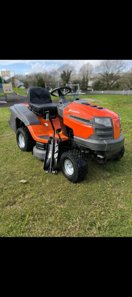 Husquvarna petrol ride on lawnmower - Image 3