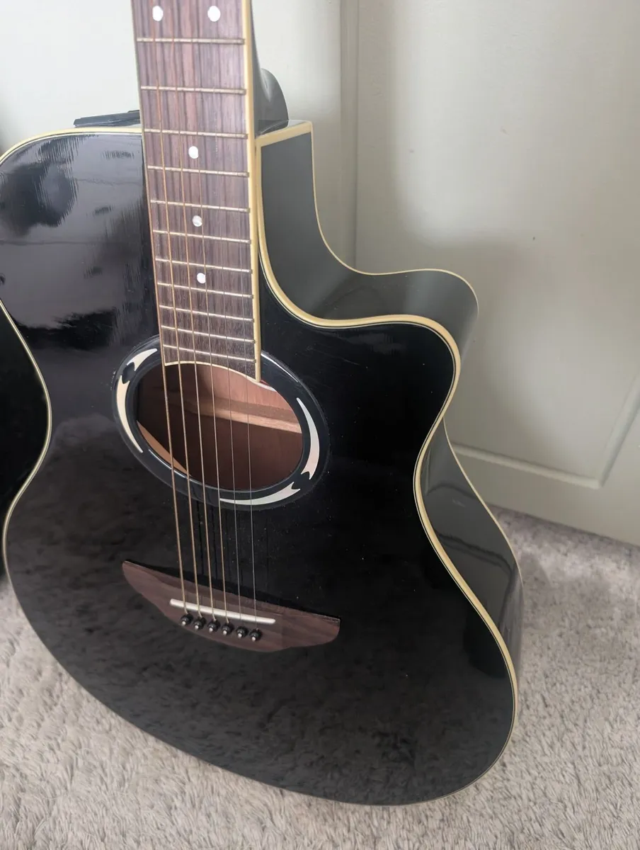 YAMAHA APX500II Guitar with case - Image 2