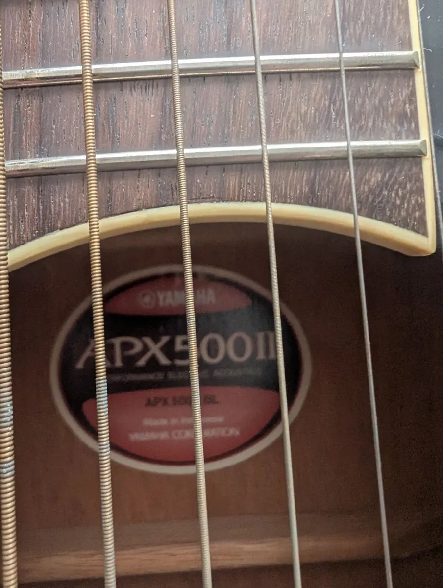 YAMAHA APX500II Guitar with case - Image 4