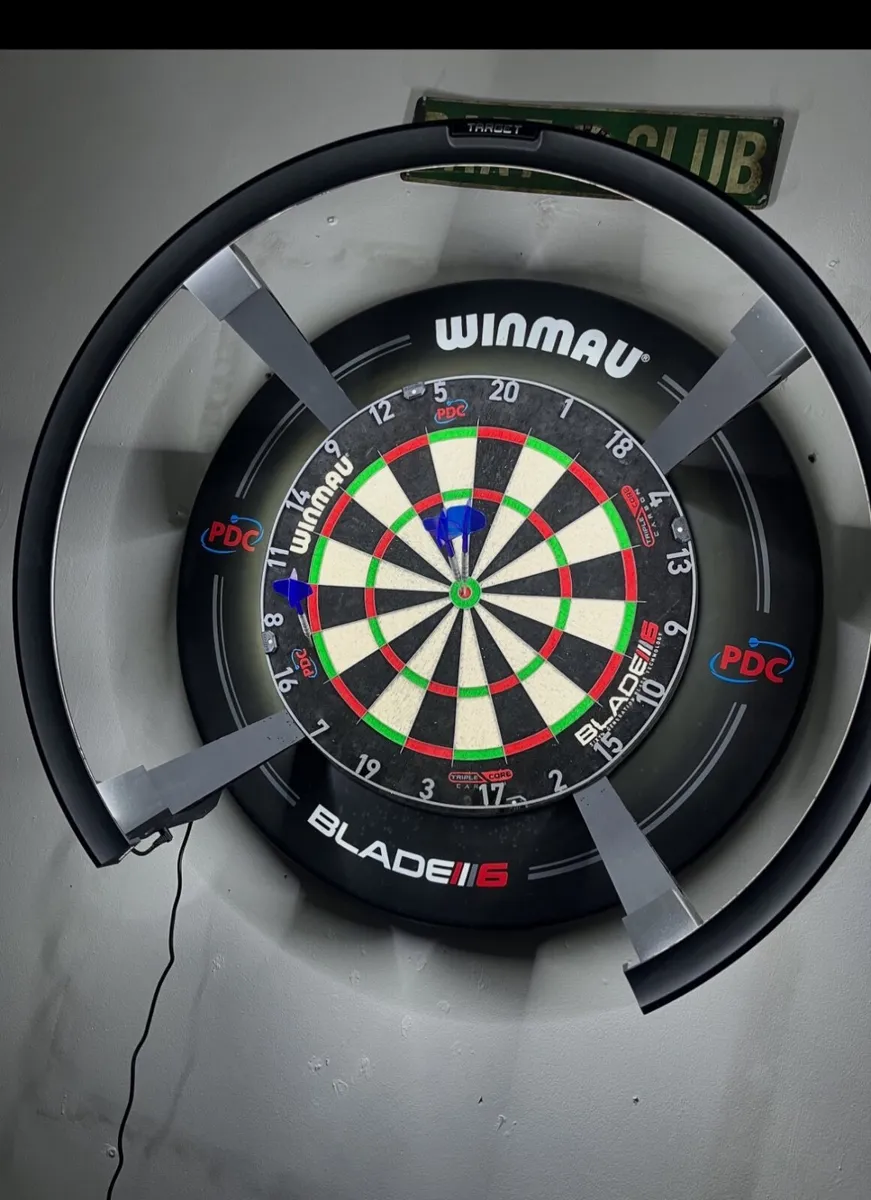 Winmau Blade 6 Triple Core Dartboard and Surround - Image 2
