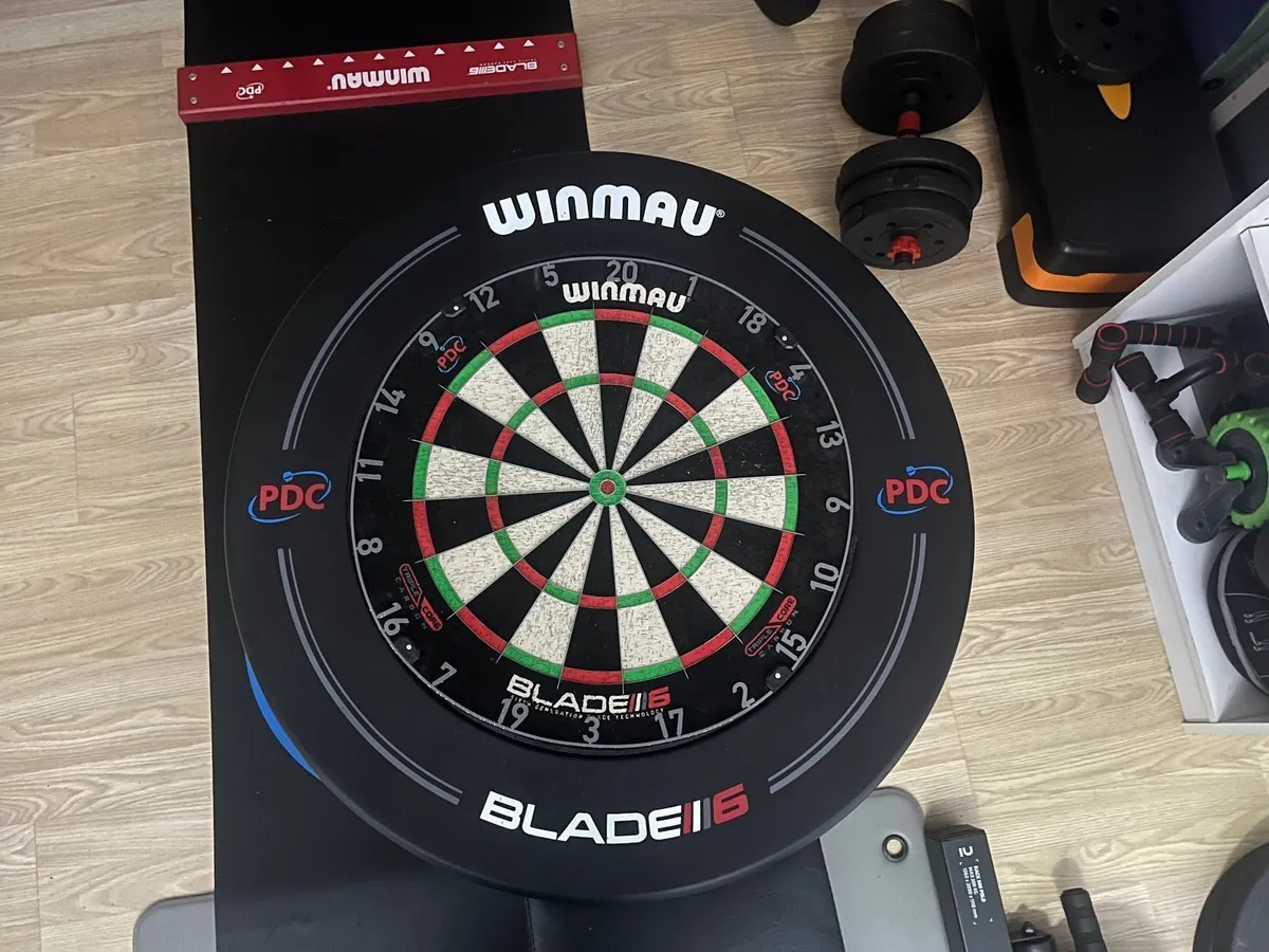 Winmau Blade 6 Triple Core Dartboard and Surround - Image 1