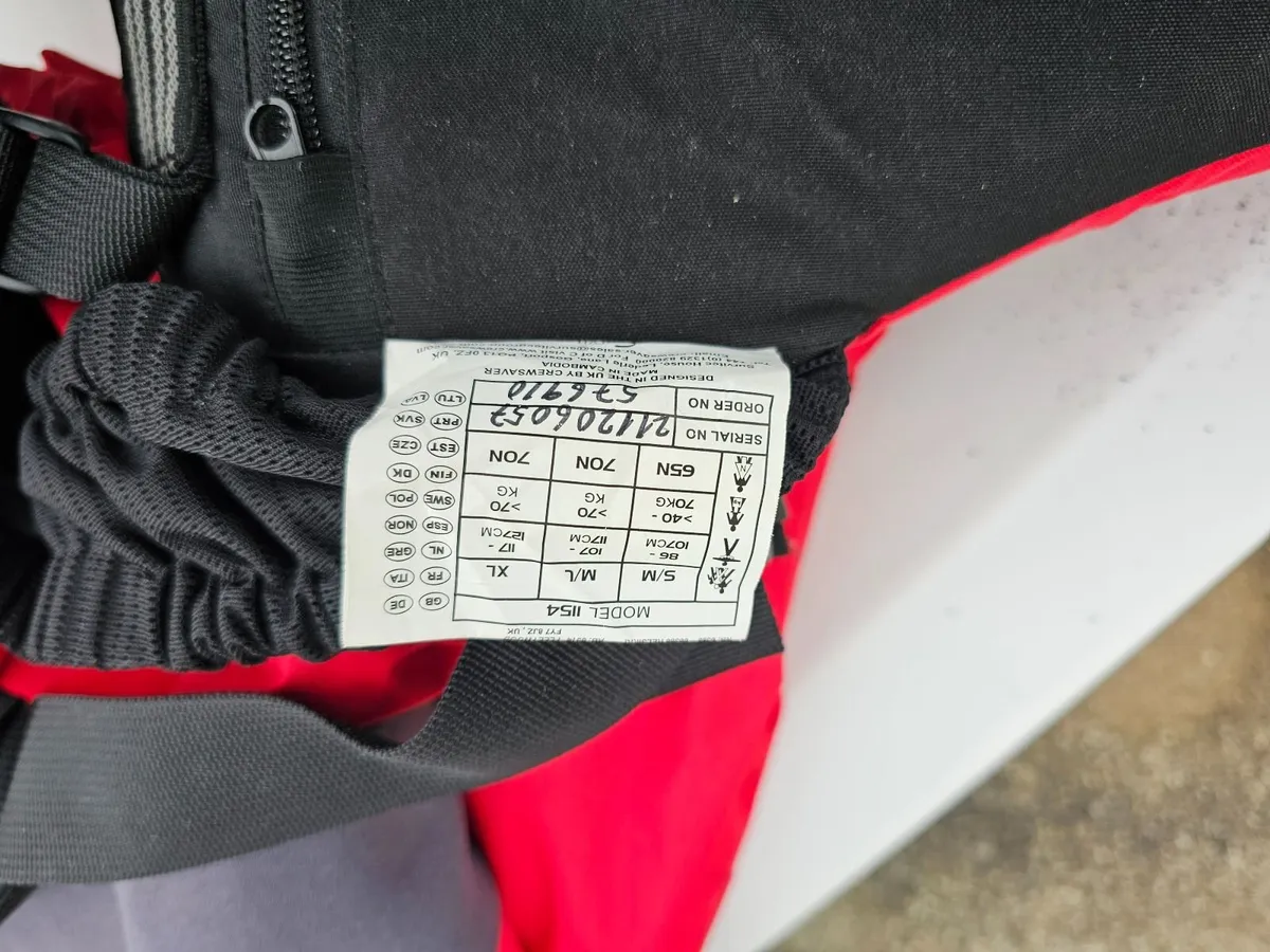 9ft 6" Kayak and Accessorie package - Image 4