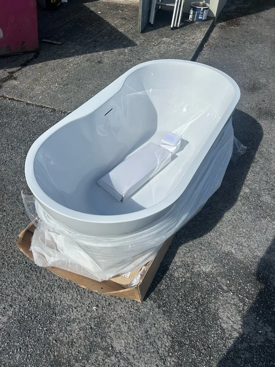 Free Standing bath 1600 x 750 - Image 1