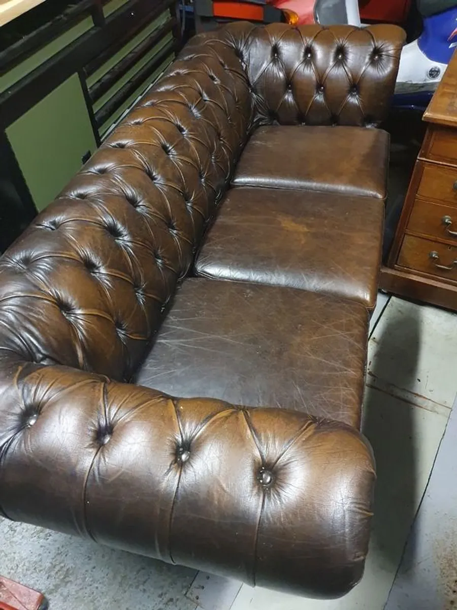 Chesterfield sofa - Image 1