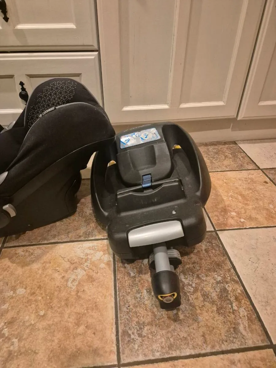 Free - Maxi Cosi Cabriofix Car Seat & Base - Image 3