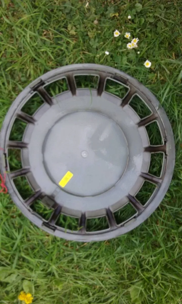 Volvo Hubcap - Image 2