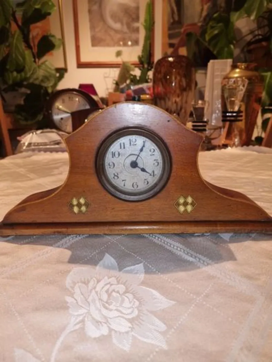 Vintage small wooden mantel clock - Image 1