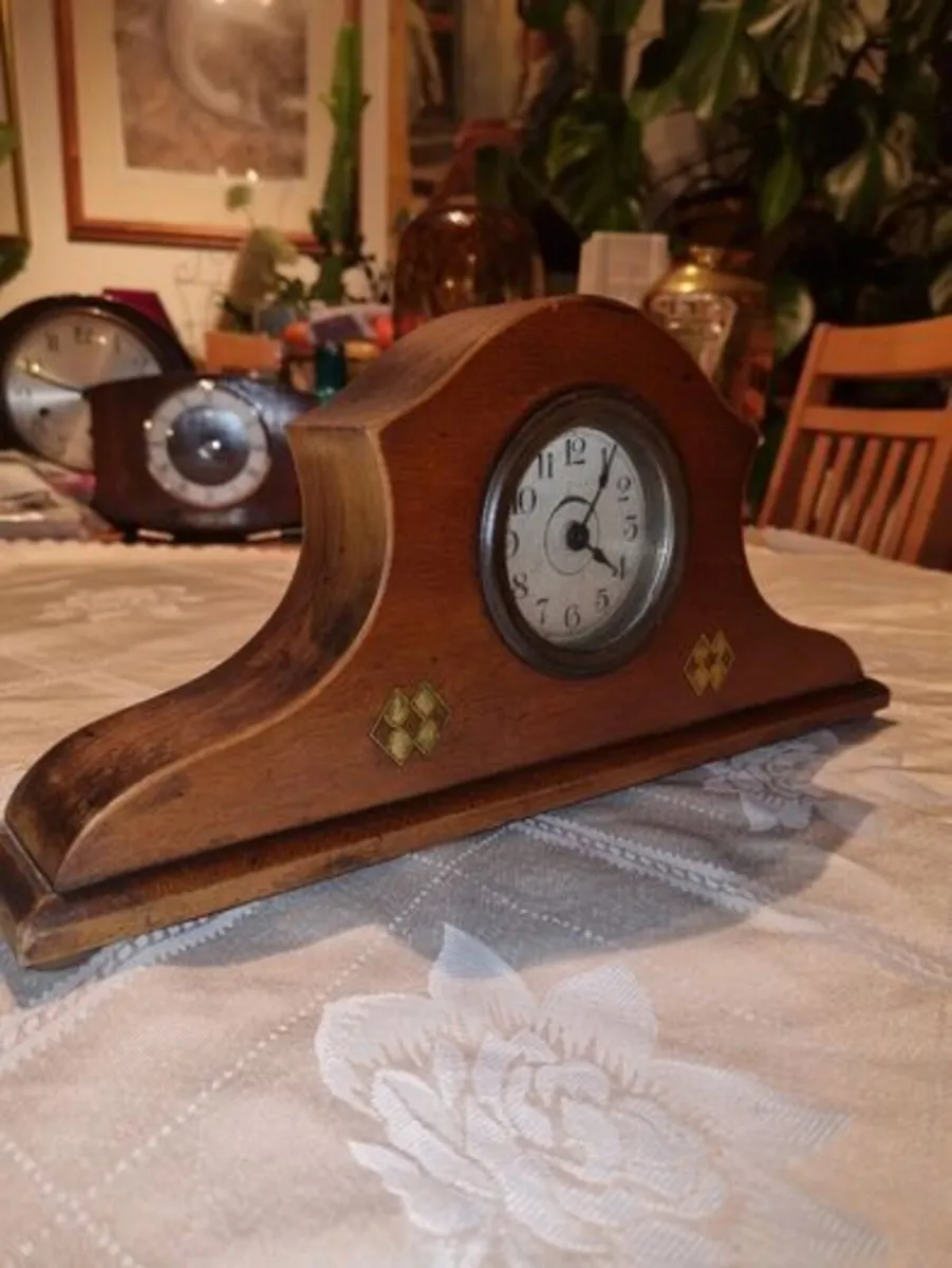 Vintage small wooden mantel clock - Image 2