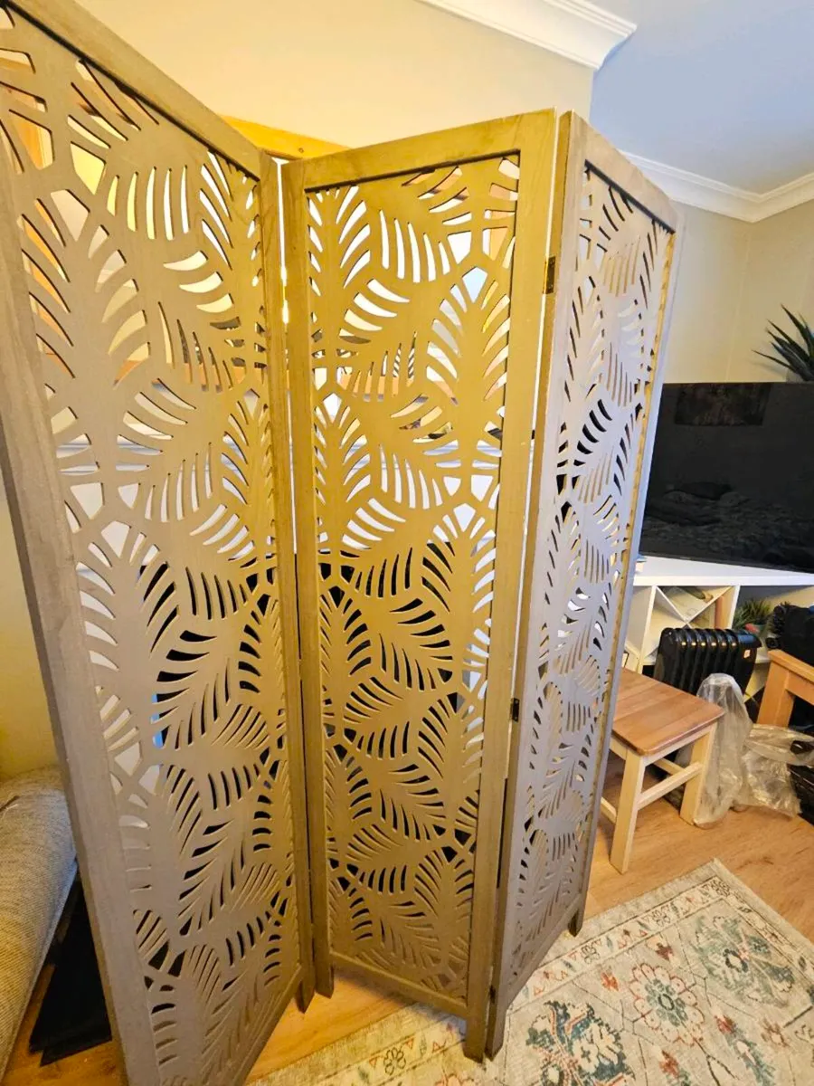 A three piece wooden screen - Image 1