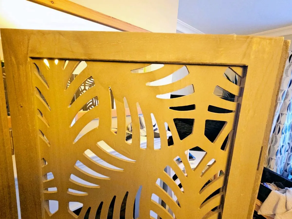 A three piece wooden screen - Image 2