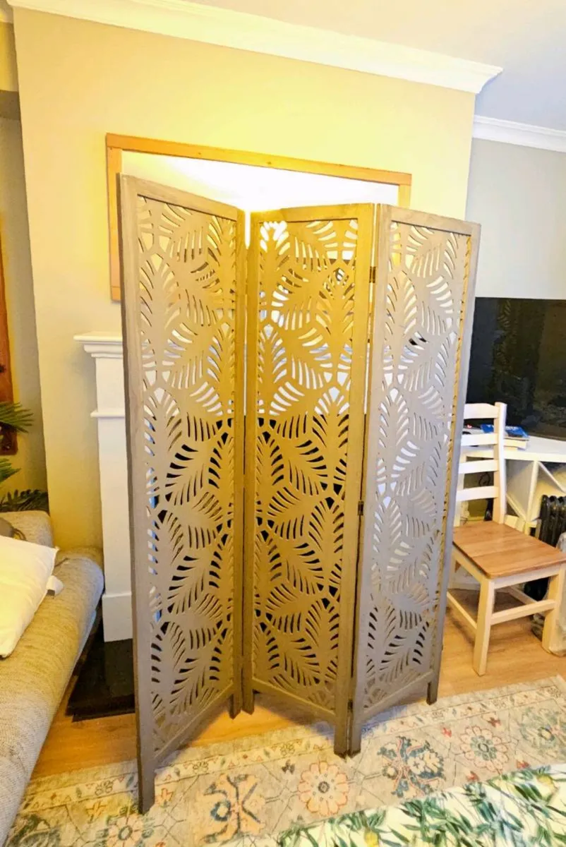 A three piece wooden screen - Image 3