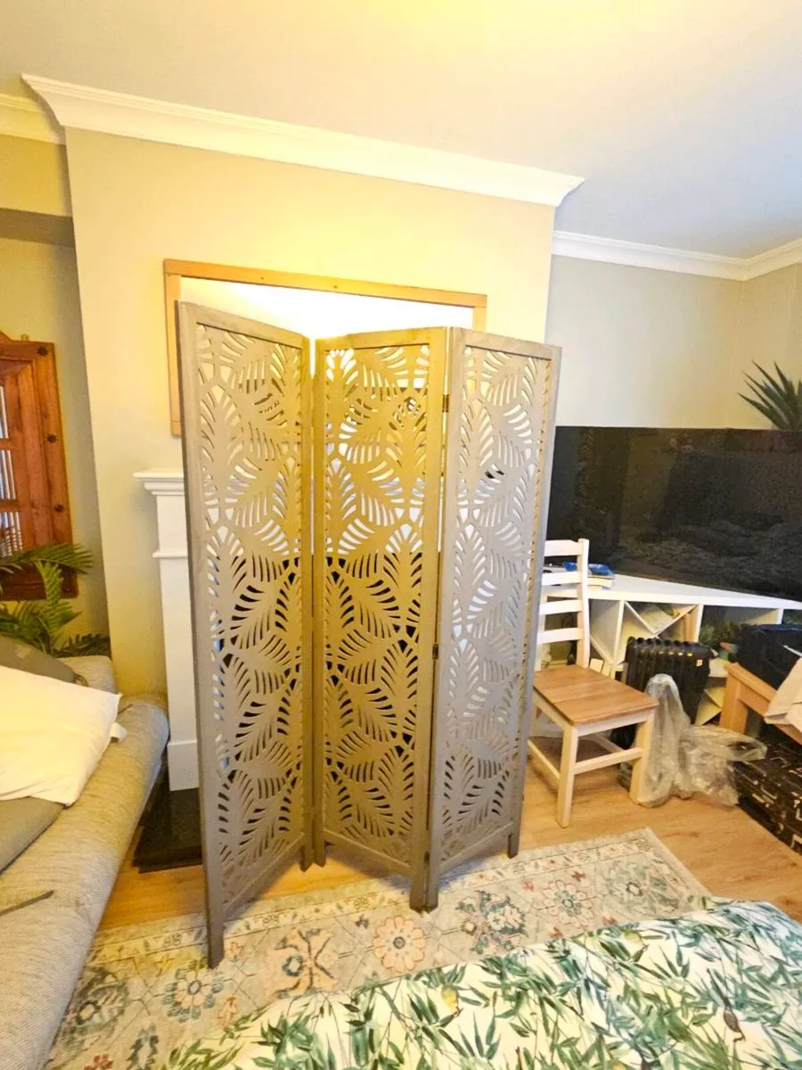 A three piece wooden screen - Image 4