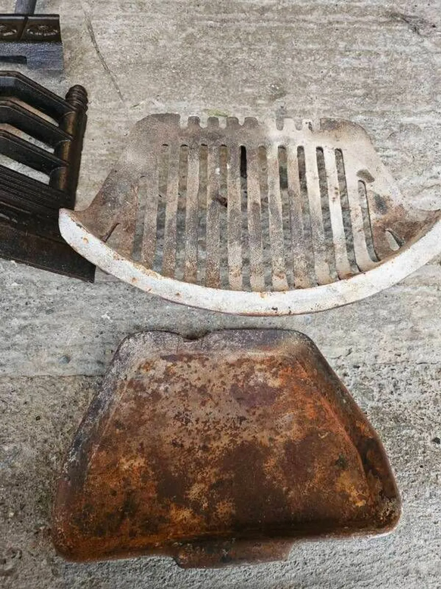 Fireplace fire front, grate and ash pan - Image 2