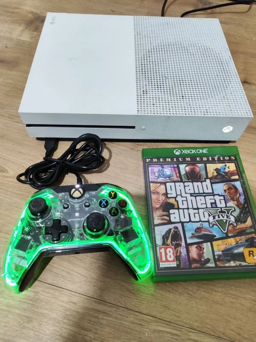 Xbox One S 1Tb + Rgb Controller + GTA V - Image 2