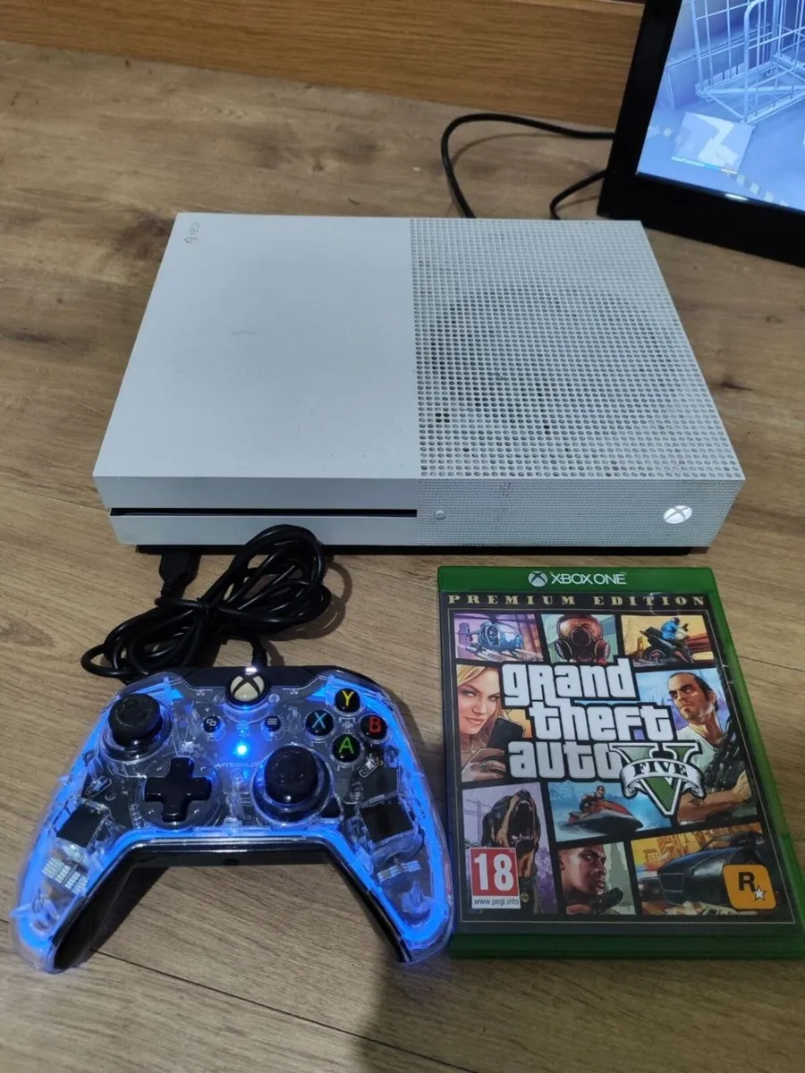 Xbox One S 1Tb + Rgb Controller + GTA V - Image 3
