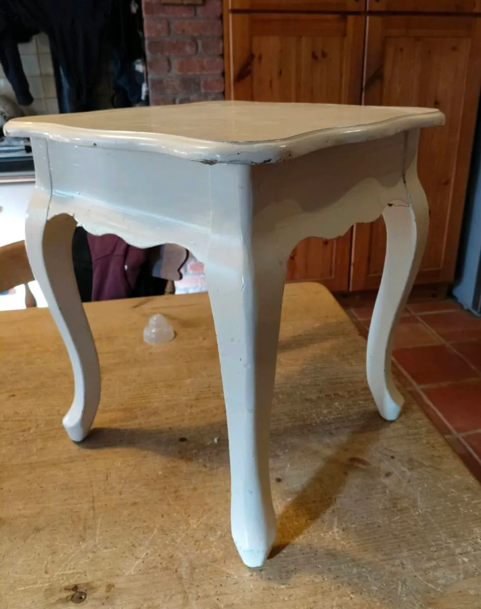 ornate white piece side Table - Image 1