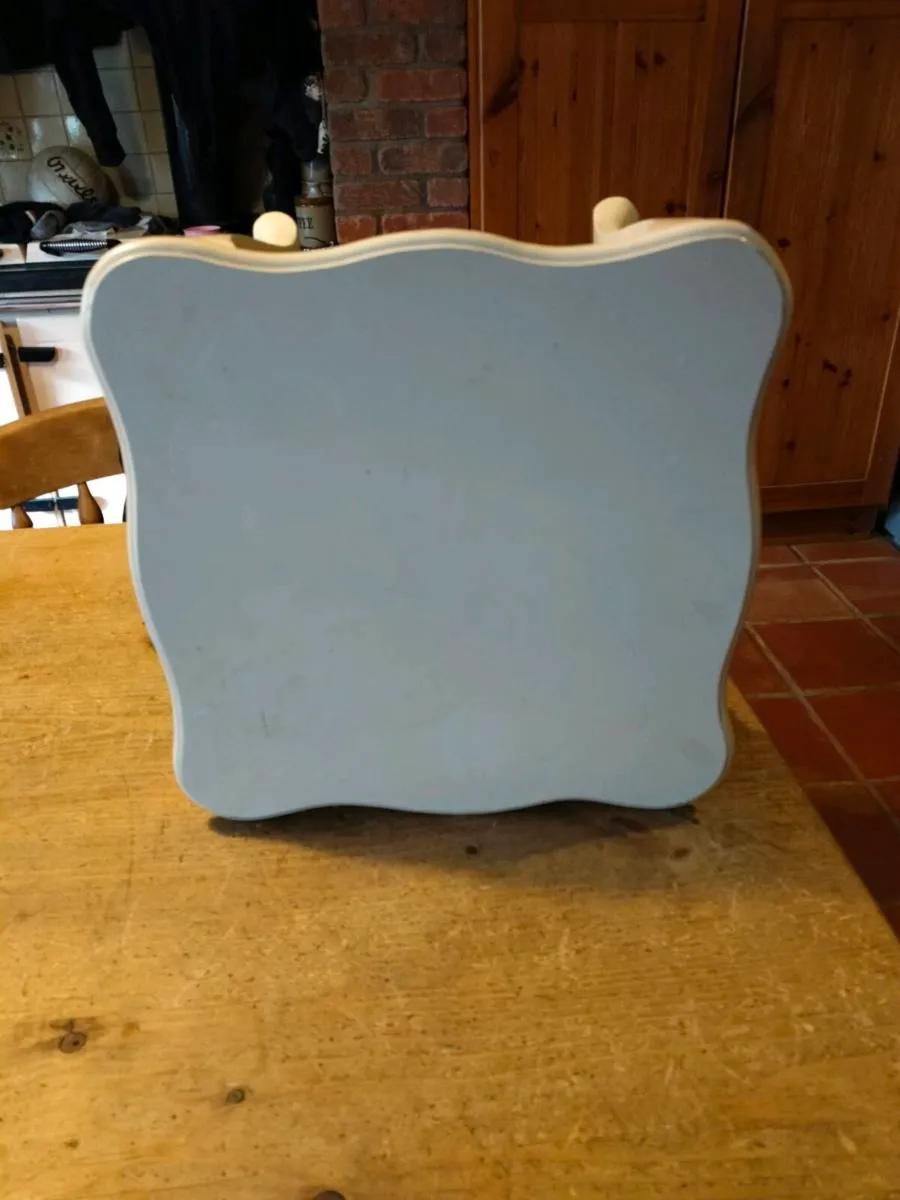 ornate white piece side Table - Image 3