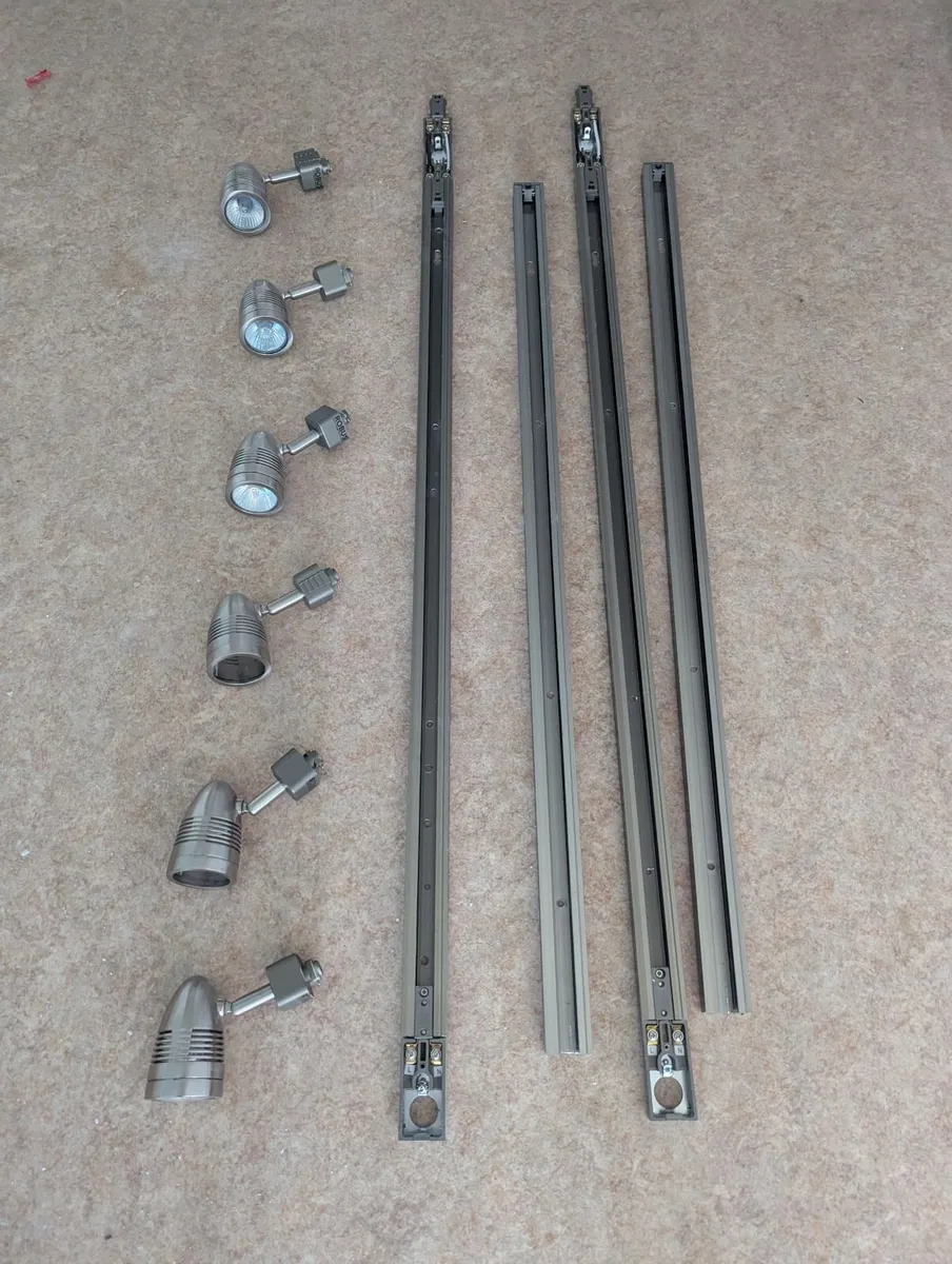 Robus spotlight tracks & spotlights - Image 1