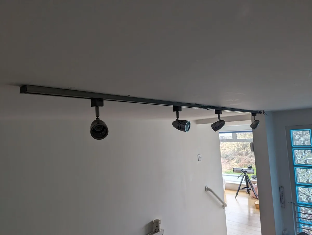 Robus spotlight tracks & spotlights - Image 2