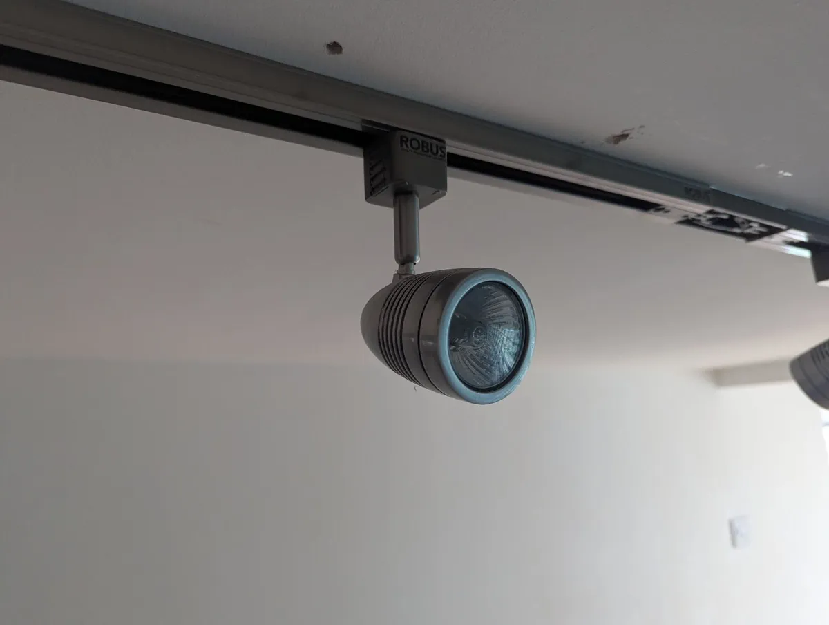 Robus spotlight tracks & spotlights - Image 3