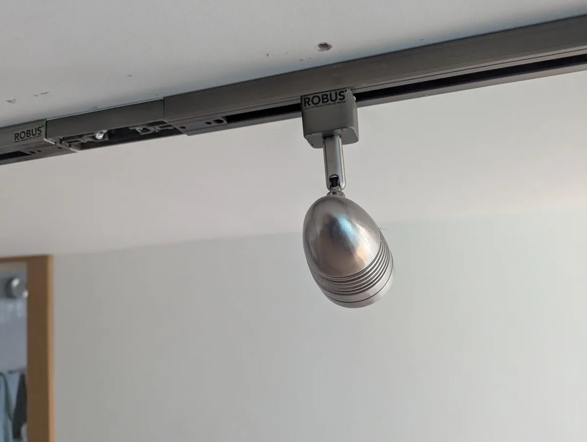 Robus spotlight tracks & spotlights - Image 4