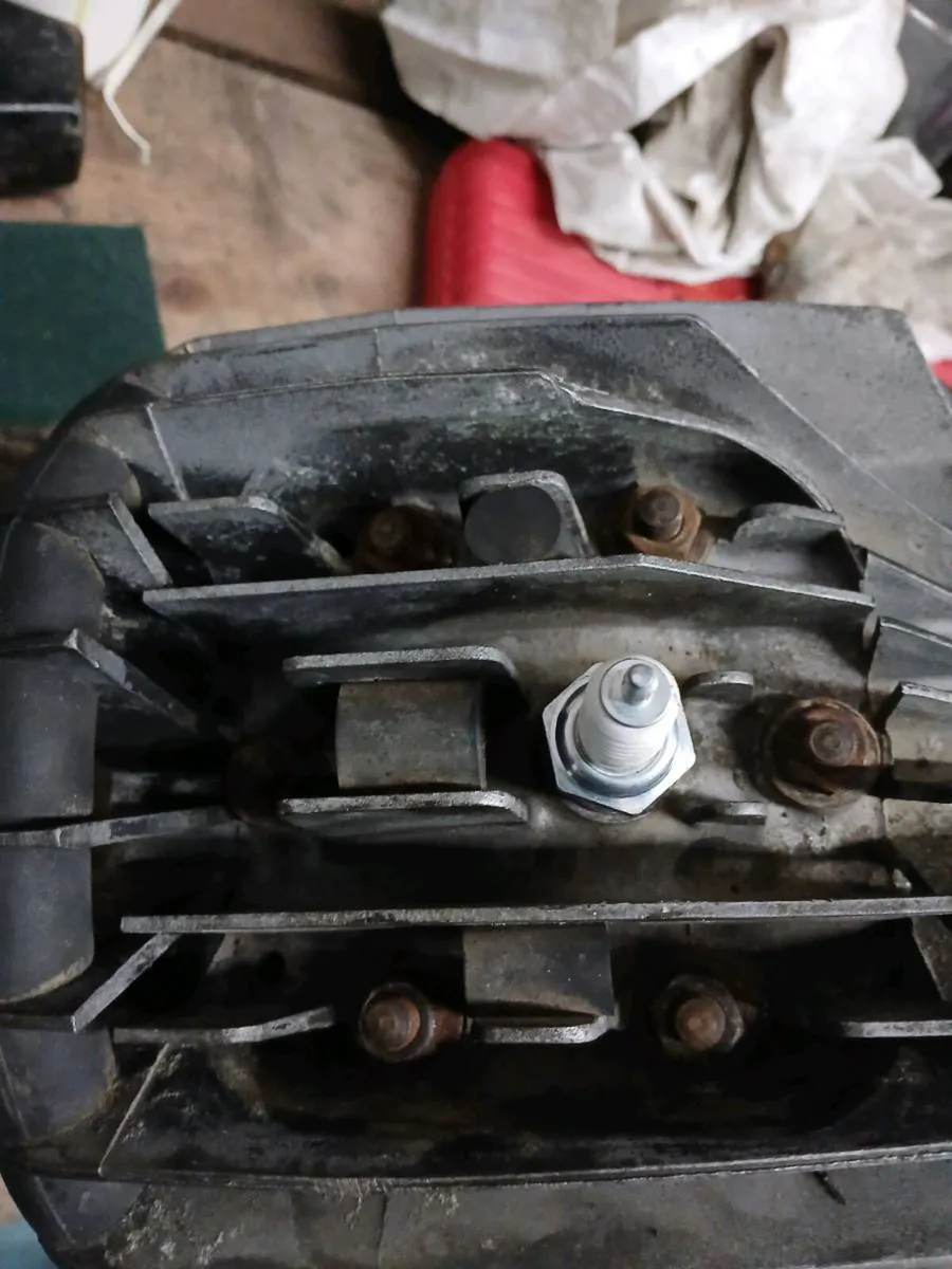 Yamaha DT 175 Engine/Parts + Yamaha R5 Tank - Image 4